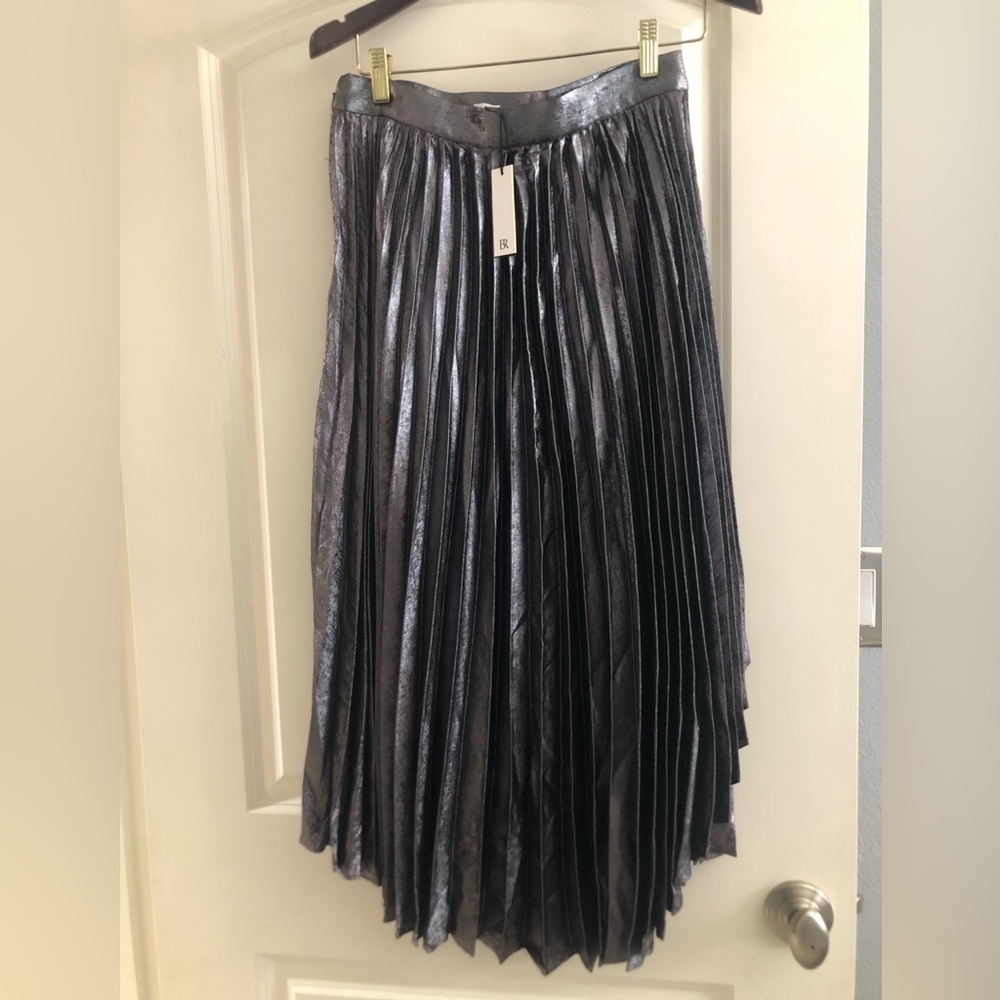 Gorgeous NWT Banana Republic metallic pleated skirt.